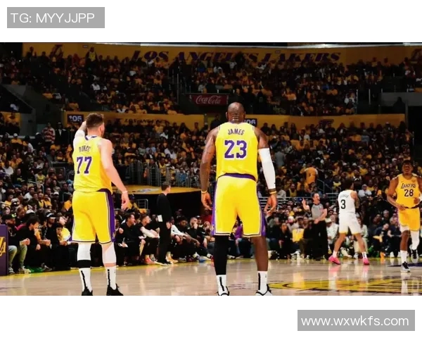 湖人对掘金激战正酣双方争夺季后赛宝贵胜利的精彩瞬间回顾